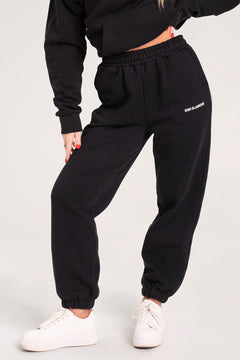 Pantalonii de trening negri