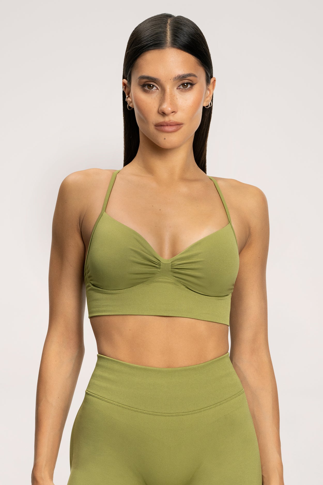 Sutien sport cu decolteu adânc matcha